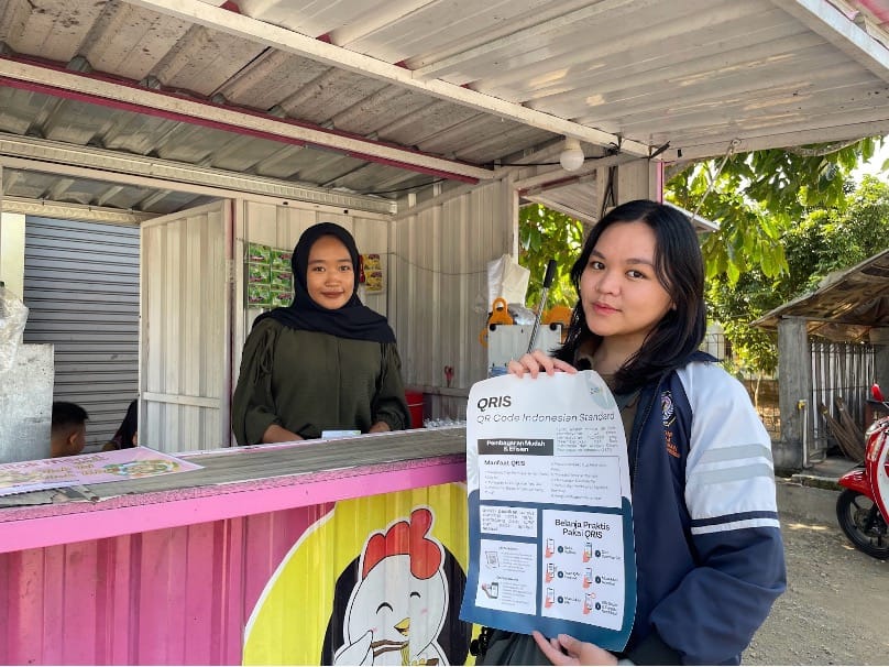 Majukan UMKM, Mahasiswa KKN UNDIP Edukasi Cara Transaksi Praktis dan Efisien dengan QRIS Majukan UMKM, Mahasiswa KKN UNDIP Edukasi Cara Transaksi Praktis dan Efisien dengan QRIS