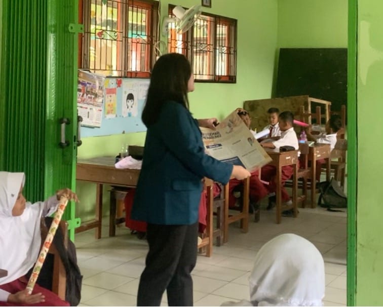 Latih Anak-anak Gemar Menabung, Mahasiswa KKN UNDIP Edukasi Serunya Menabung dengan Celengan Lucu dan Menarik Latih Anak-anak Gemar Menabung, Mahasiswa KKN UNDIP Edukasi Serunya Menabung dengan Celengan Lucu dan Menarik