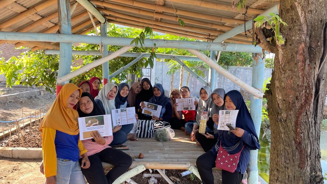 Mahasiswa KKN UNDIP Kenalkan Penggunaan Probiotik pada Pakan Pelet Ikan untuk Mengoptimalkan Pertumbuhan Ikan