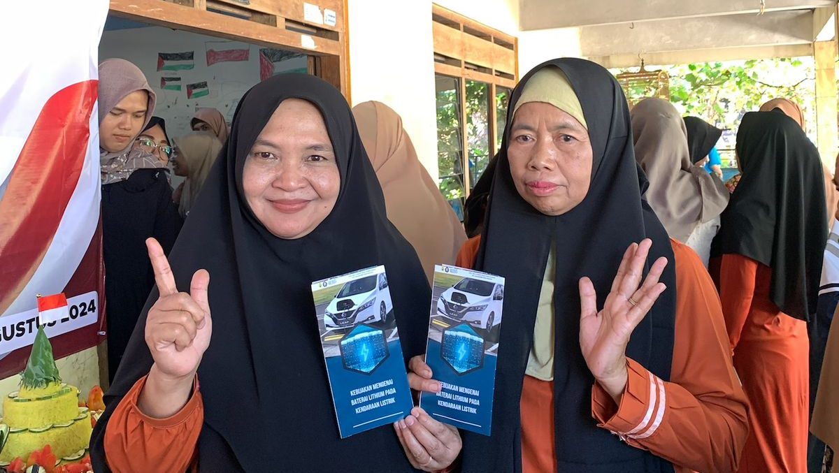 Mahasiswa KKN UNDIP Berikan Edukasi Regulasi Baterai Lithium pada Kendaraan Listrik di Pertemuan PKK