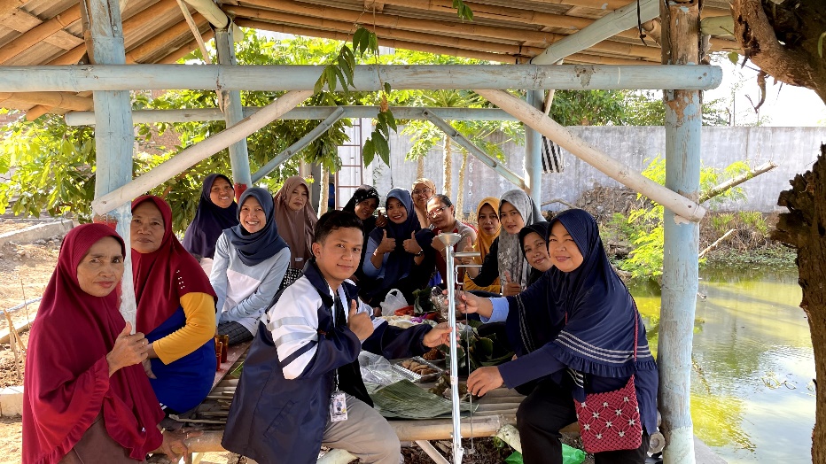 Terobosan Baru! Mahasiswa KKN Undip Bantu Kelompok Tani di Desa Tegalmade dengan Alat Penanam Jagung Manual