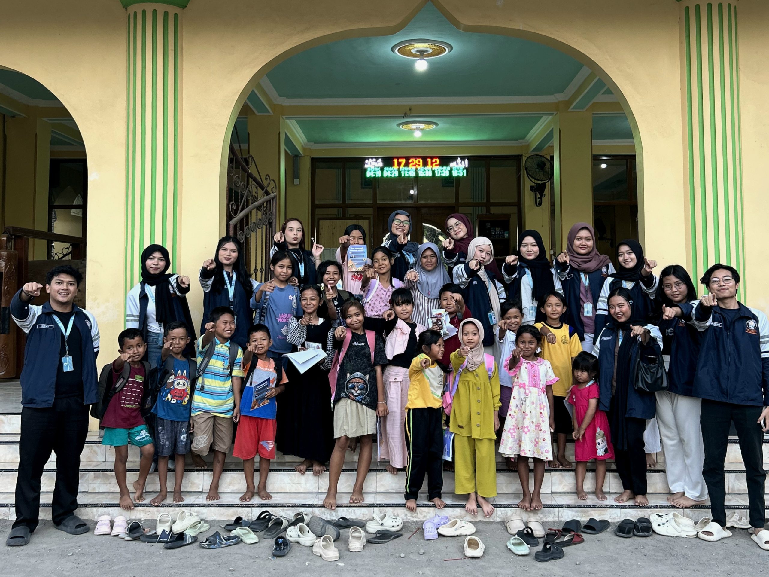 Meningkatkan Kosakata Dasar Bahasa Inggris di Dusun Tebon Krajan, Mahasiswa KKN-T IDBU Tim 76 Universitas Dipoengoro Berikan Bimbingan Pembelajaran Intensif