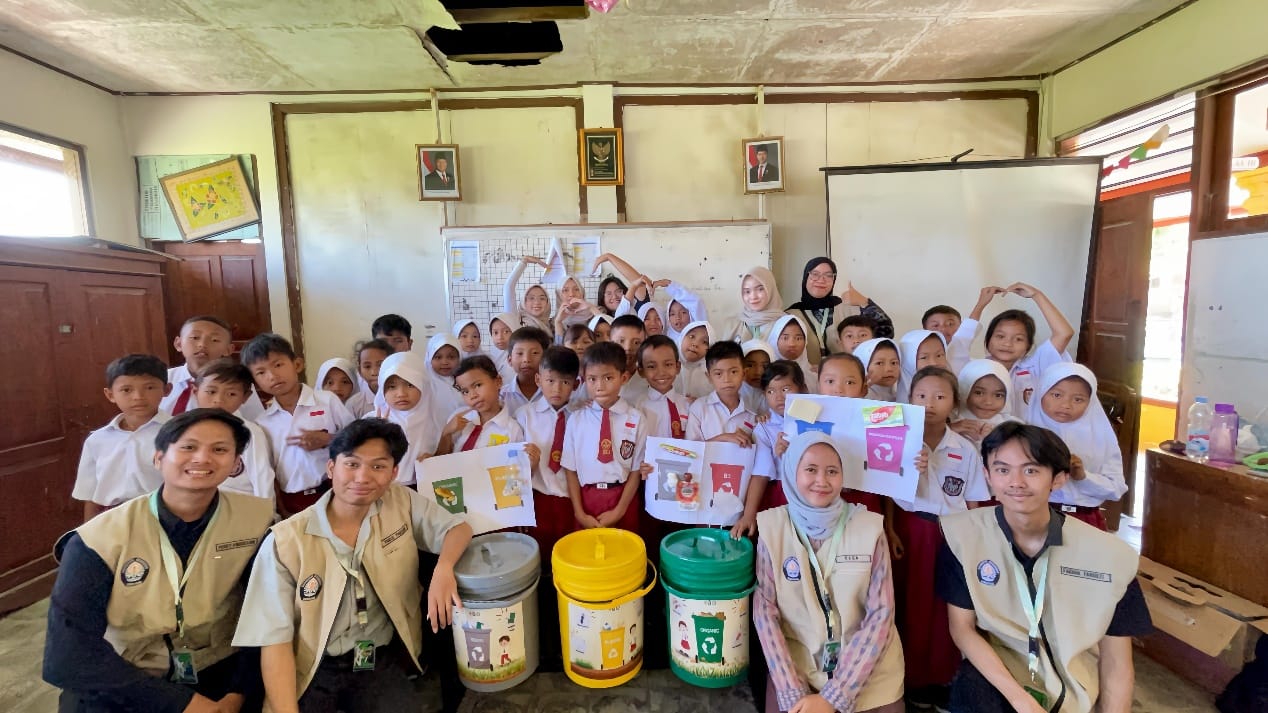Bangun Kesadaran Lingkungan Sejak Dini, Mahasiswa KKN-T IDBU 69 UNDIP Gelar Sosialisasi Pemilahan Sampah di SDN 02 Sugihmanik