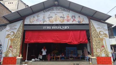 Revitalisasi Kreatif, Sentuhan Mahasiswa KKN IDBU 22 UNDIP Segarkan Wajah Panggung Ketoprak Sri Mulyo