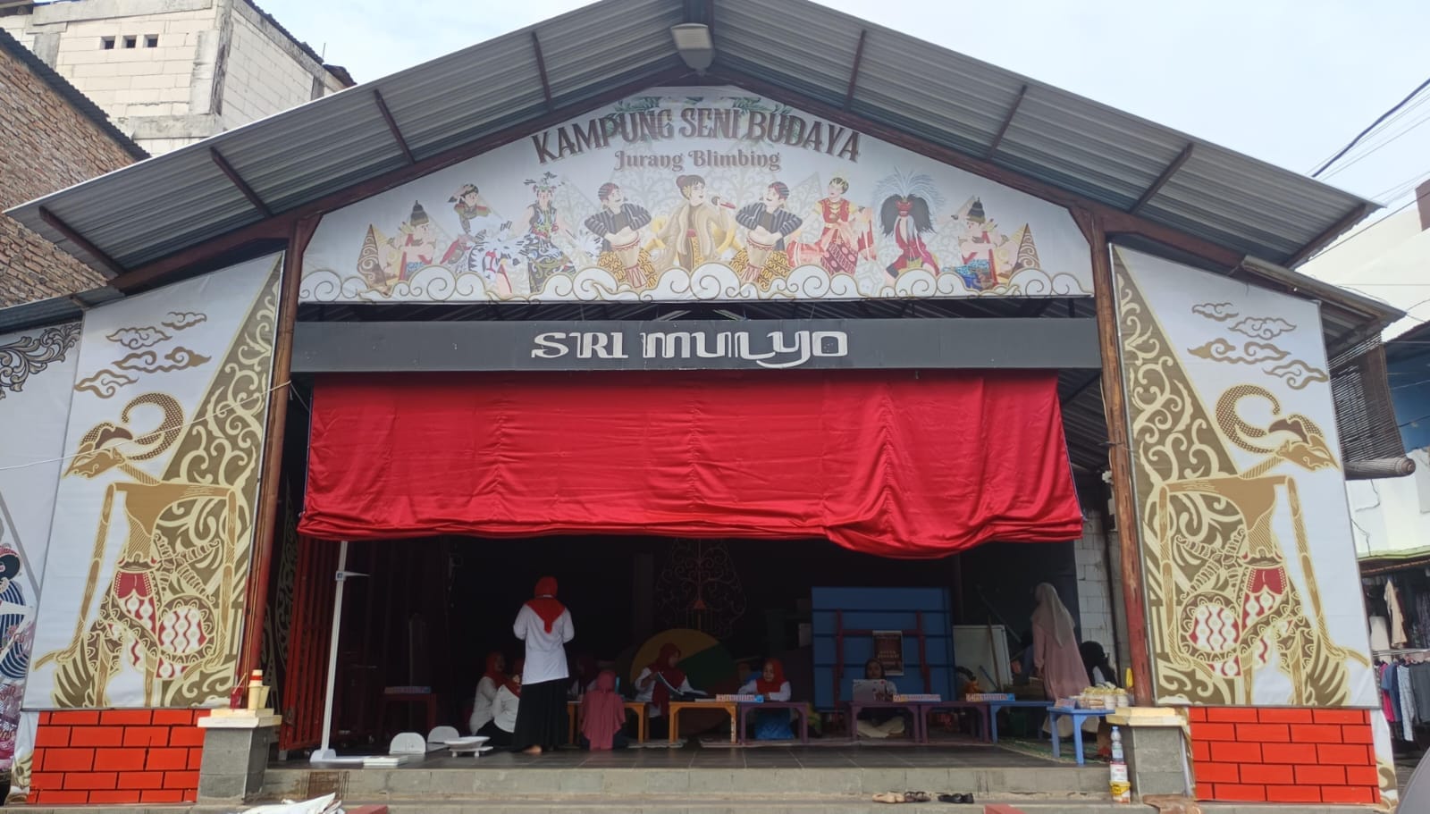 Revitalisasi Kreatif, Sentuhan Mahasiswa KKN IDBU 22 UNDIP Segarkan Wajah Panggung Ketoprak Sri Mulyo Revitalisasi Kreatif, Sentuhan Mahasiswa KKN IDBU 22 UNDIP Segarkan Wajah Panggung Ketoprak Sri Mulyo