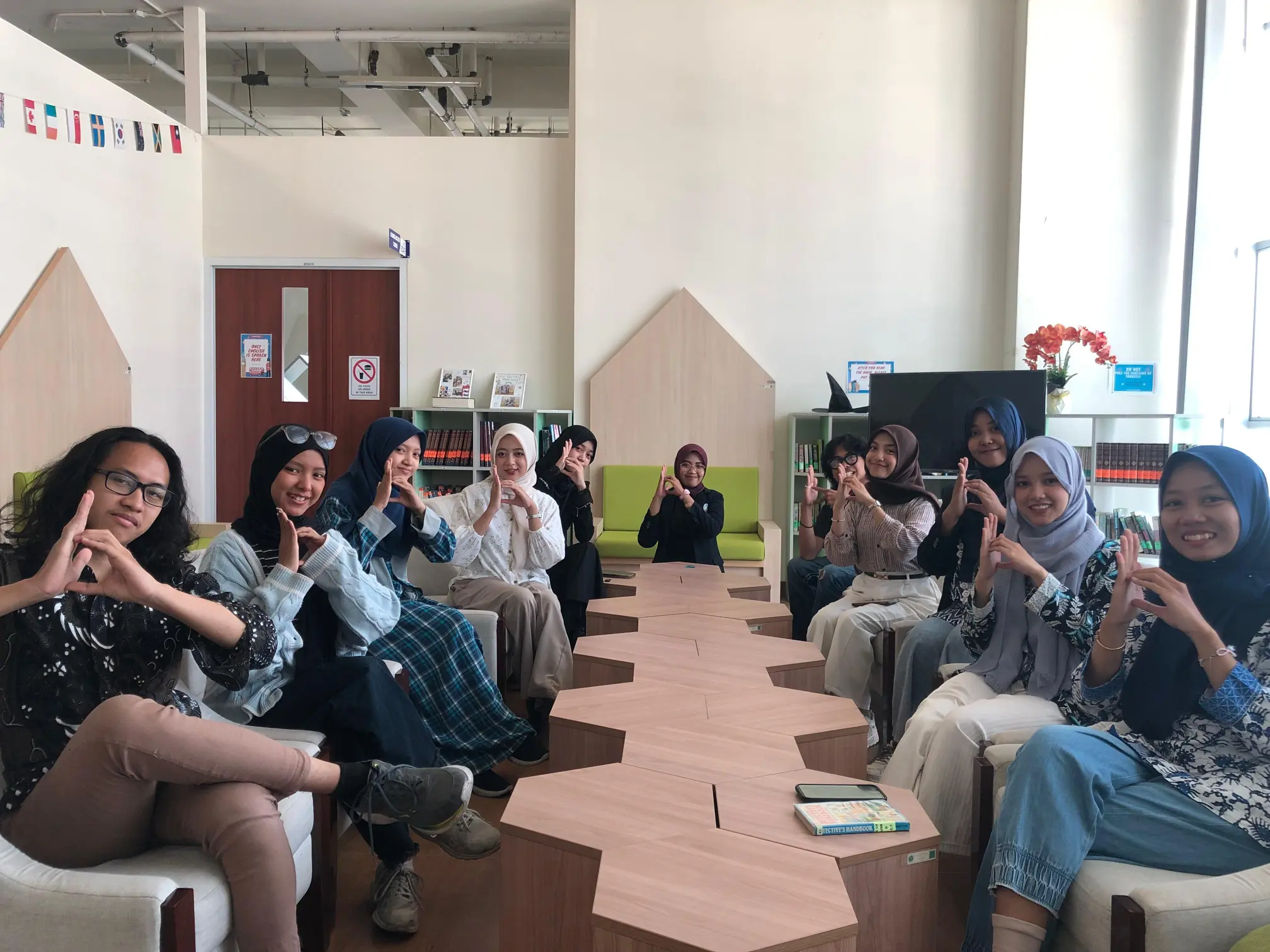 Gelar Kegiatan Speaking Interaktif di BraySpace, BRAVY Ciptakan Ruang Aman dan Menyenangkan untuk Berlatih Bahasa Inggris Gelar Kegiatan Speaking Interaktif di BraySpace, BRAVY Ciptakan Ruang Aman dan Menyenangkan untuk Berlatih Bahasa Inggris