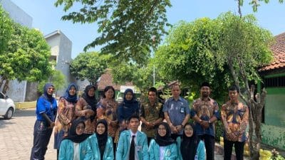 Daur Ulang Bukan Basa-basi! Mahasiswa PLP PGSD Universitas Sebelas Maret Ajak Peserta Didik SD Negeri Kertonatan 02 Tanam Bareng Demi Bumi Asri