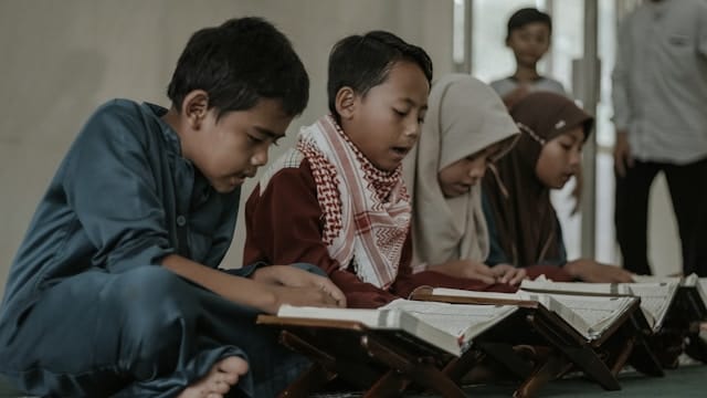 Pendidikan Karakter dan Tantangannya dalam Membangun Generasi Cerdas Berakhlak