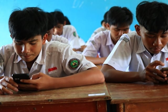 Anak Digital, Guru Manual? Saatnya Pendidikan Bergerak Seirama Zaman Anak Digital, Guru Manual? Saatnya Pendidikan Bergerak Seirama Zaman