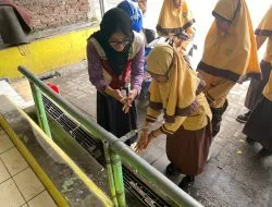 Tanamkan PHBS Sejak Dini, Mahasiswa KKN UPGRIS Kelompok 34 Berikan Edukasi Cuci Tangan di MI Infarul Ghoy 2