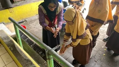 Tanamkan PHBS Sejak Dini, Mahasiswa KKN UPGRIS Kelompok 34 Berikan Edukasi Cuci Tangan di MI Infarul Ghoy 2