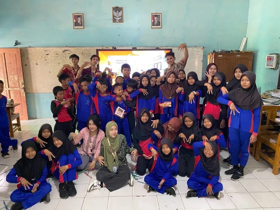 Kenalkan Konsep “RATAGA”, Mahasiswa KKN Undip Ajak Siswa SD Mutihan Pahami Struktur Tahan Gempa Lewat Tantangan Menara Sedotan