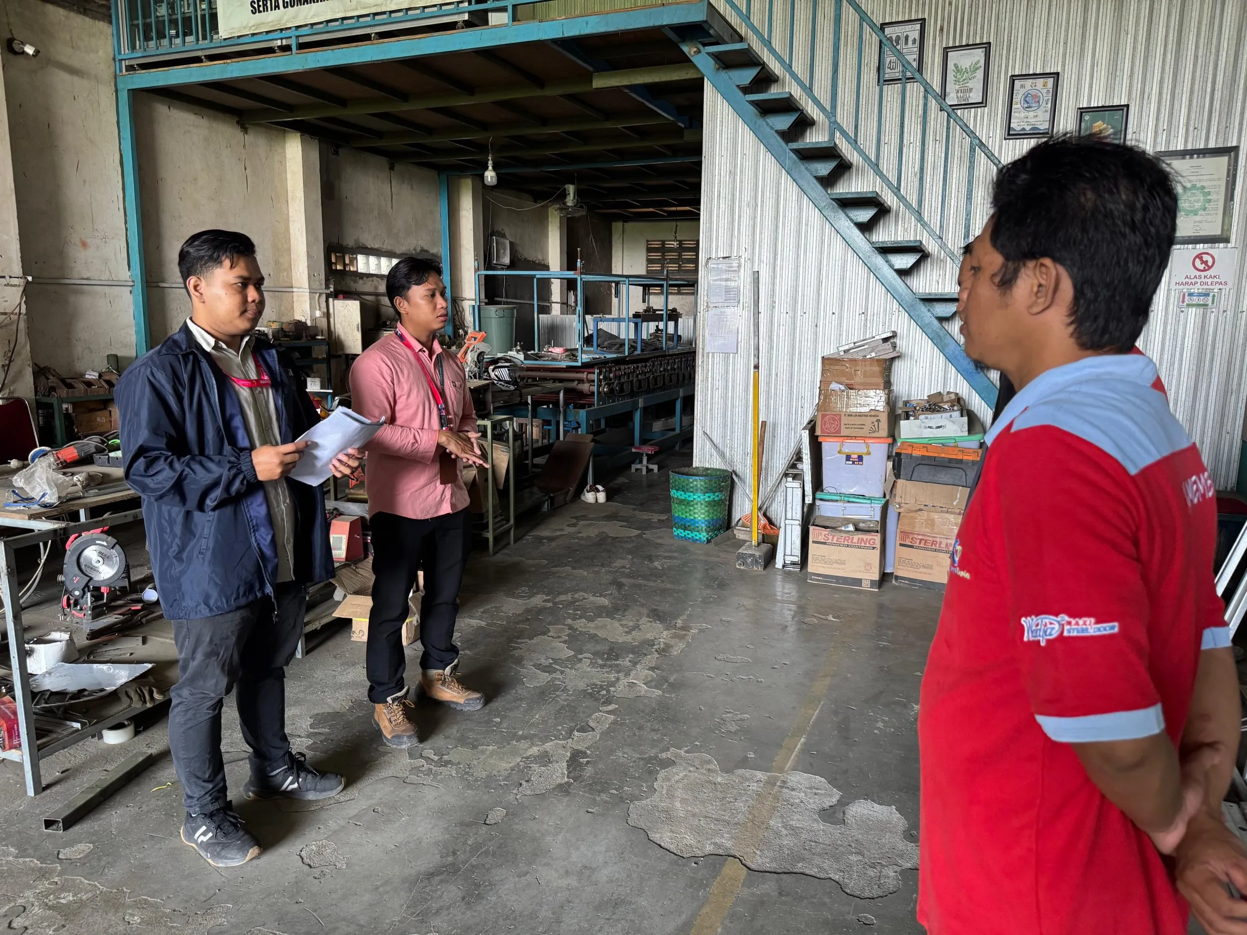 Mahasiswa KKN UPGRIS Sosialisasikan Keselamatan Penggunaan Mesin Gerinda di PT. Wadja Karya Dunia Pati