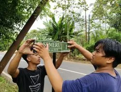 Tingkatkan Kemudahan Akses, Mahasiswa KKN UMM Kelompok 4 Pasang 10 Plang Jalan di Desa Argotirto