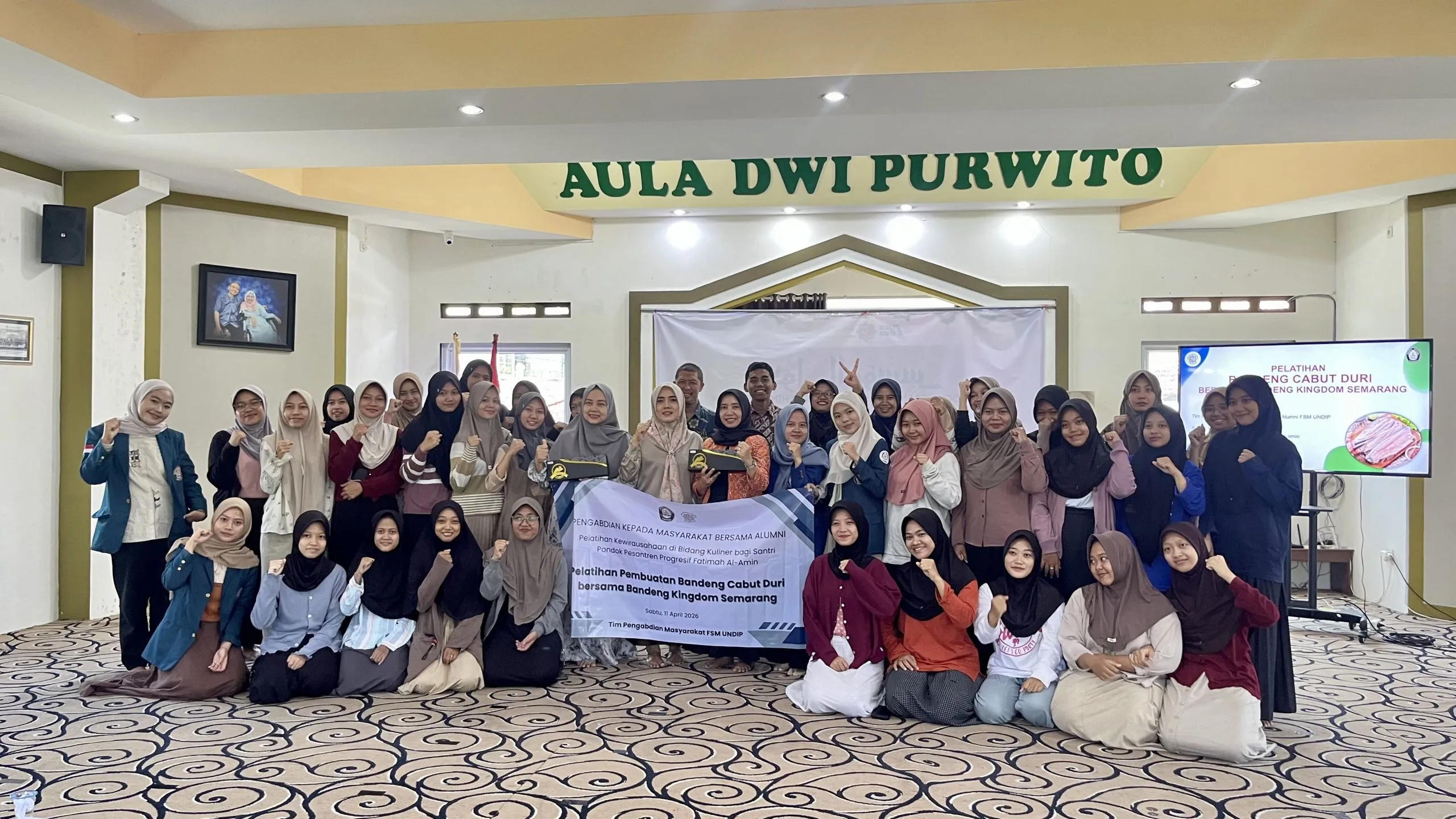 Dari Dapur Pesantren Menuju Peluang Usaha: Santri Ngaliyan Kuasai Teknik Cabut Duri Bandeng Bersama Alumni Undip