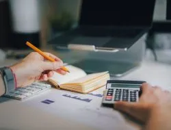 Kerja Tidak Pernah Telat, Tapi Mengapa Gaji Sering Terlambat?