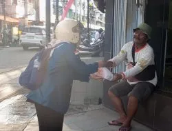 Sharing is Caring! Fida Cookies Bagikan Makan Siang untuk Masyarakat Membutuhkan di Kawasan Pecinan Semarang