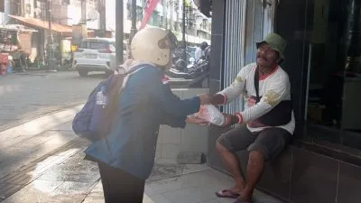 Sharing is Caring! Fida Cookies Bagikan Makan Siang untuk Masyarakat Membutuhkan di Kawasan Pecinan Semarang