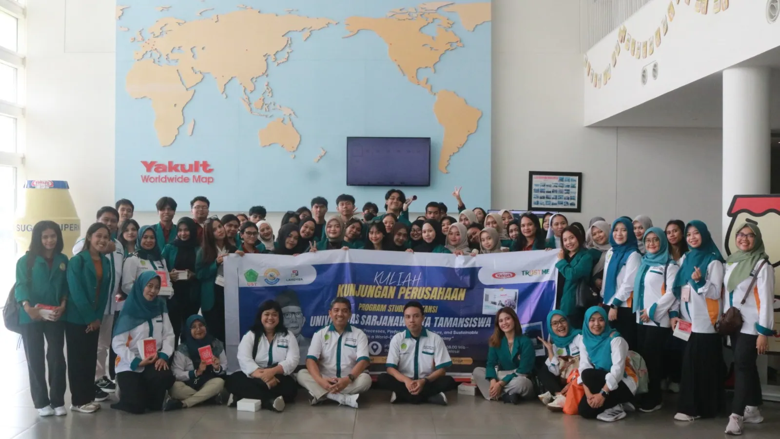 Mahasiswa Akuntansi UST Menggali Makna ‘Lawan Sastra Ngesti Mulya’ Melalui Kunjungan Mahasiswa Ke PT Yakult Indonesia Persada
