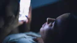 Scroll Terus atau Tidur Dulu? Ternyata Ini Pengaruh Gadget terhadap Pola Tidur Mahasiswa