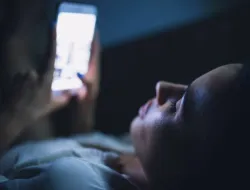 Scroll Terus atau Tidur Dulu? Ternyata Ini Pengaruh Gadget terhadap Pola Tidur Mahasiswa